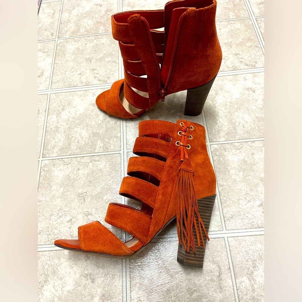 GUESS Like NEW Orange Suede stacked block heel sandals. Size 7.5